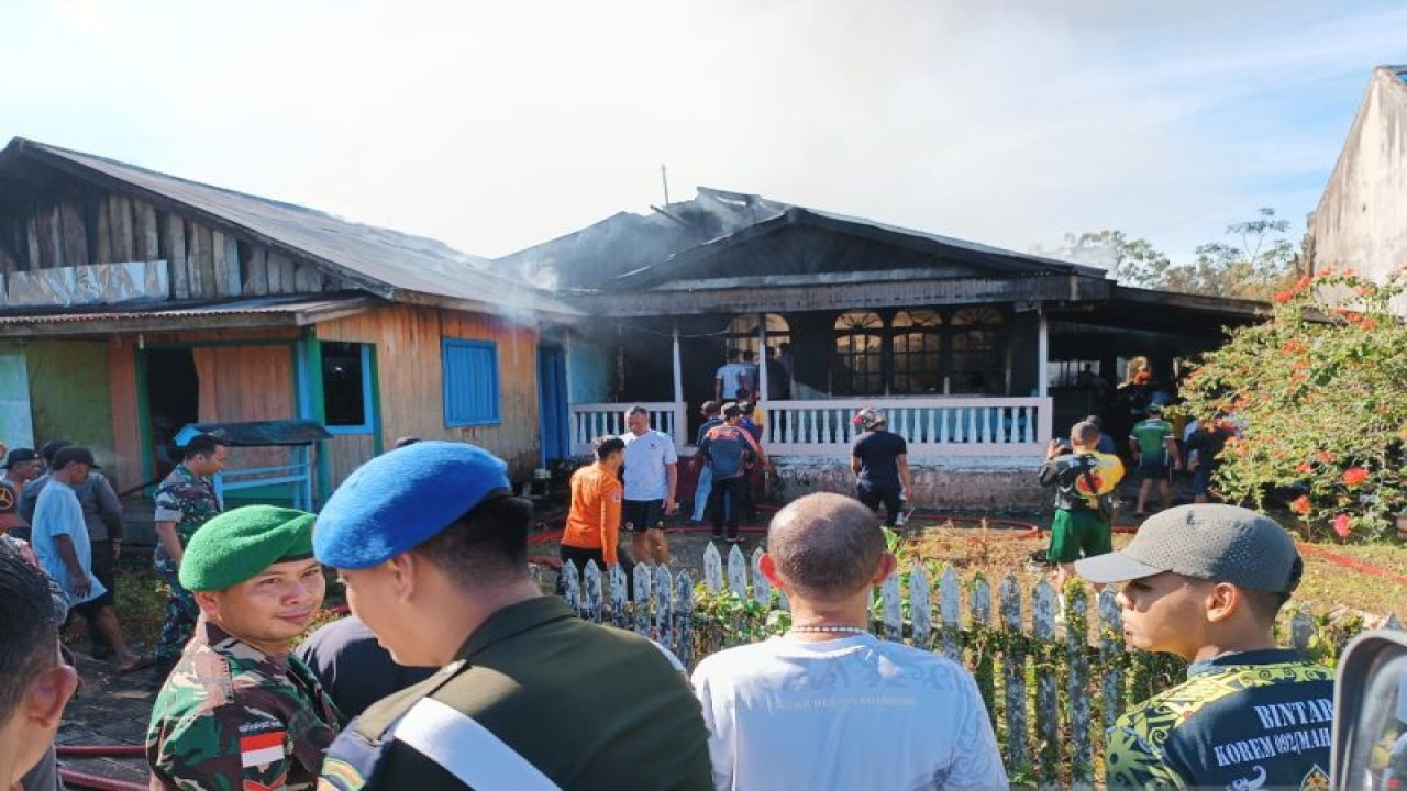 Sejumlah personel TNI di lokasi kebakaran di RT 21 Jalan Ramania, Tanjung Selor, Kabupaten Bulungan, Kalimantan Utara, Kamis (9/2/2023). (FOTO ANTARA/Muh. Arfan)