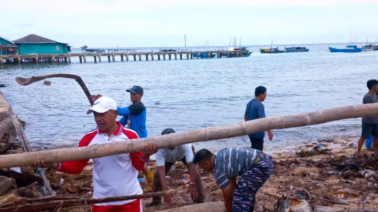 Tangkap layar gambar warga bersama TNI AL saat membersihkan pantai di Midai, Natuna, Kepri, Jumat (10/2). (ANTARA/Cherman)