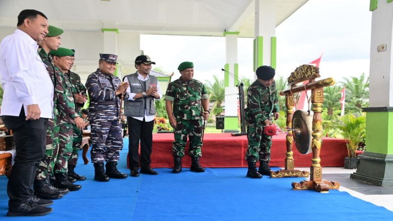 Aster Panglima TNI Mayjen TNI Mochamad Syafei didampingi Bupati Madiun Ahmad Dawami, Pangdam V/Brawijaya, Danlantamal V, Danrem 081/DSJ memukul gong sebagai tanda dimulainya kegiatan Karya Bakti Skala Besar Mabes TNI TA 2023 di Kabupaten Madiun, Jawa Timur, Rabu (15/2/2023). ANTARA/HO-Diskominfo Kabupaten Madiun