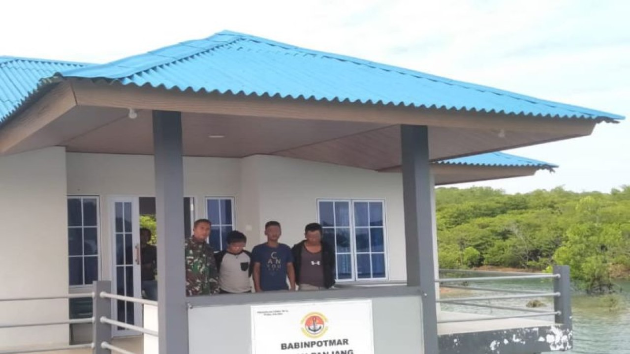 Ketiga tersangka pencurian mesin kapal tempel yang diamankan TNI AL. ANTARA/HO-Humas Lantamal IV