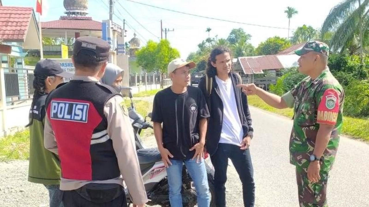 Personel Polri dan prajurit TNI melakukan komunikasi dengan masyarakat saat menggelar patroli rutin di Kecamatan Meureubo, Kabupaten Aceh Barat, sebagai upaya menciptakan situasi kamtibmas yang lebih kondusif di masyarakat, Ahad (19/2/2023). (ANTARA/HO-Dok Humas Polres Aceh Barat)