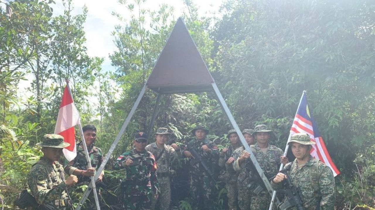Prajurit TNI Satgas Pamtas RI-Malaysia Yonarmed 19/105 Trk Bogani melakukan patroli bersama patok batas negara Indonesia-Malaysian di Kecamatan Badau, wilayah Kabupaten Kapuas Hulu Kalimantan Barat yang berbatasan dengan Lubuk Antu Malaysia, Kamis (2/2/2023). ANTARA/HO-Yonarmed 19/105 Trk Bogani.