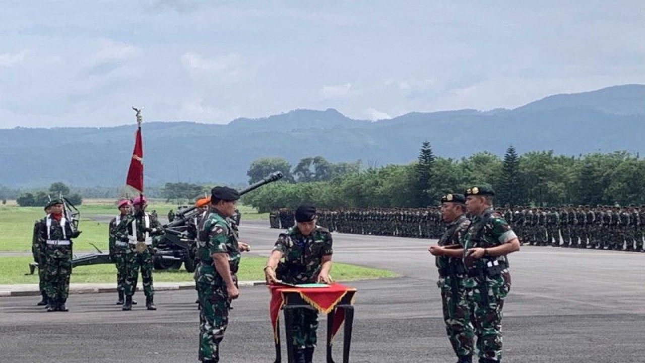 Panglima TNI Laksamana Yudo Margono (kiri) saat memimpin prosesi alih komando dan pengendalian Pasukan Pemukul Reaksi Cepat TNI di Lanud Abdulrachman Saleh, Kabupaten Malang, Jawa Timur, Senin (6/2/2023). (ANTARA/Vicki Febrianto)