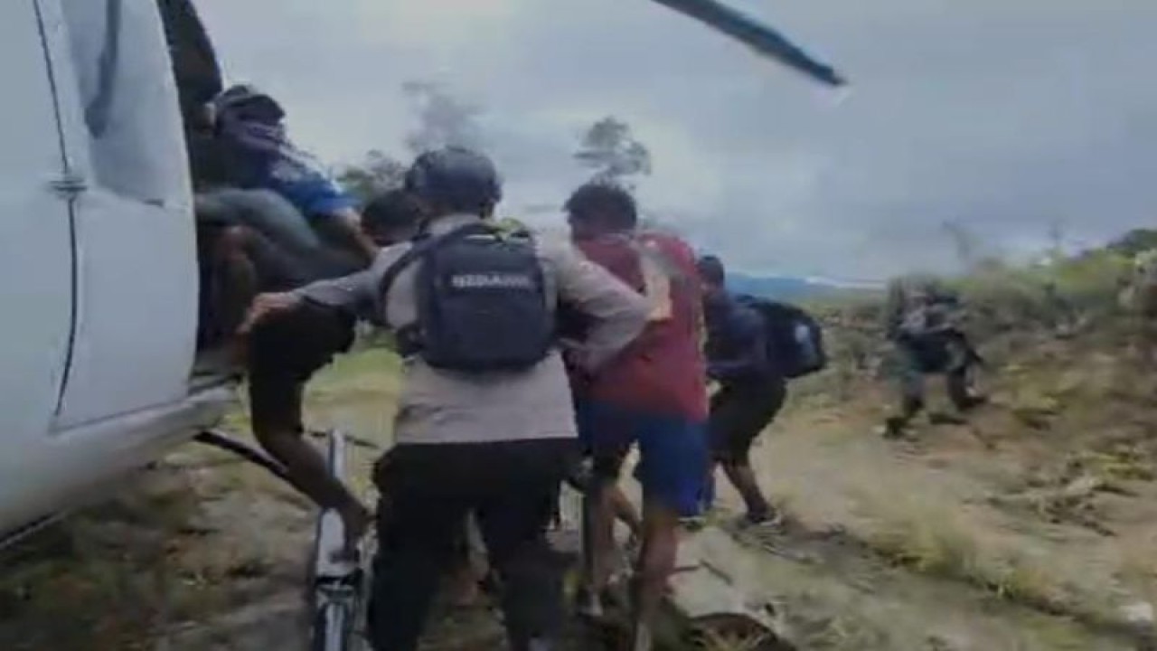 Ilustrasi: Proses evakuasi pekerja bangunan puskesmas di Kabupaten Nduga, Papua Pegunungan oleh personel gabungan TNI-Polri, Selasa (7/2/2023). (ANTARA/HO-Divisi Humas Polri)
