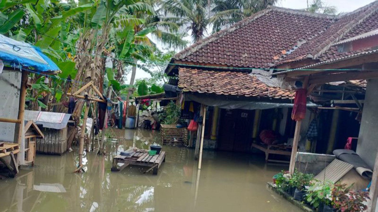 Puluhan rumah warga di Perumahan Villa Tomang Baru RT/RW 01/017, Desa Gelam Jaya, Kecamatan Pasar Kemis, Kabupaten Tangerang, Banten terendam banjir akibat hujan deras hingga menyebabkan air sungai meluap. (Azmi)