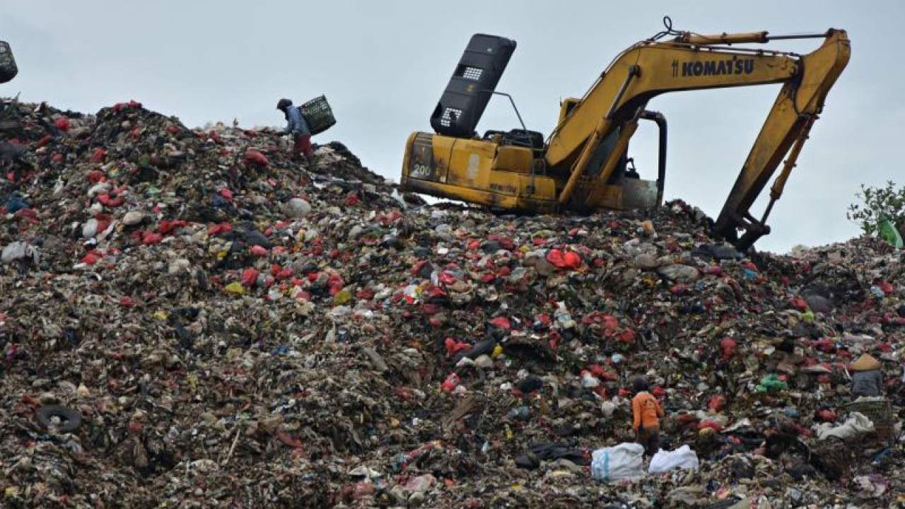 Kondisi gunungan sampah di area TPA Burangkeng, Kecamatan Setu, Kabupaten Bekasi, Jawa Barat. (ANTARA/Pradita Kurniawan Syah).