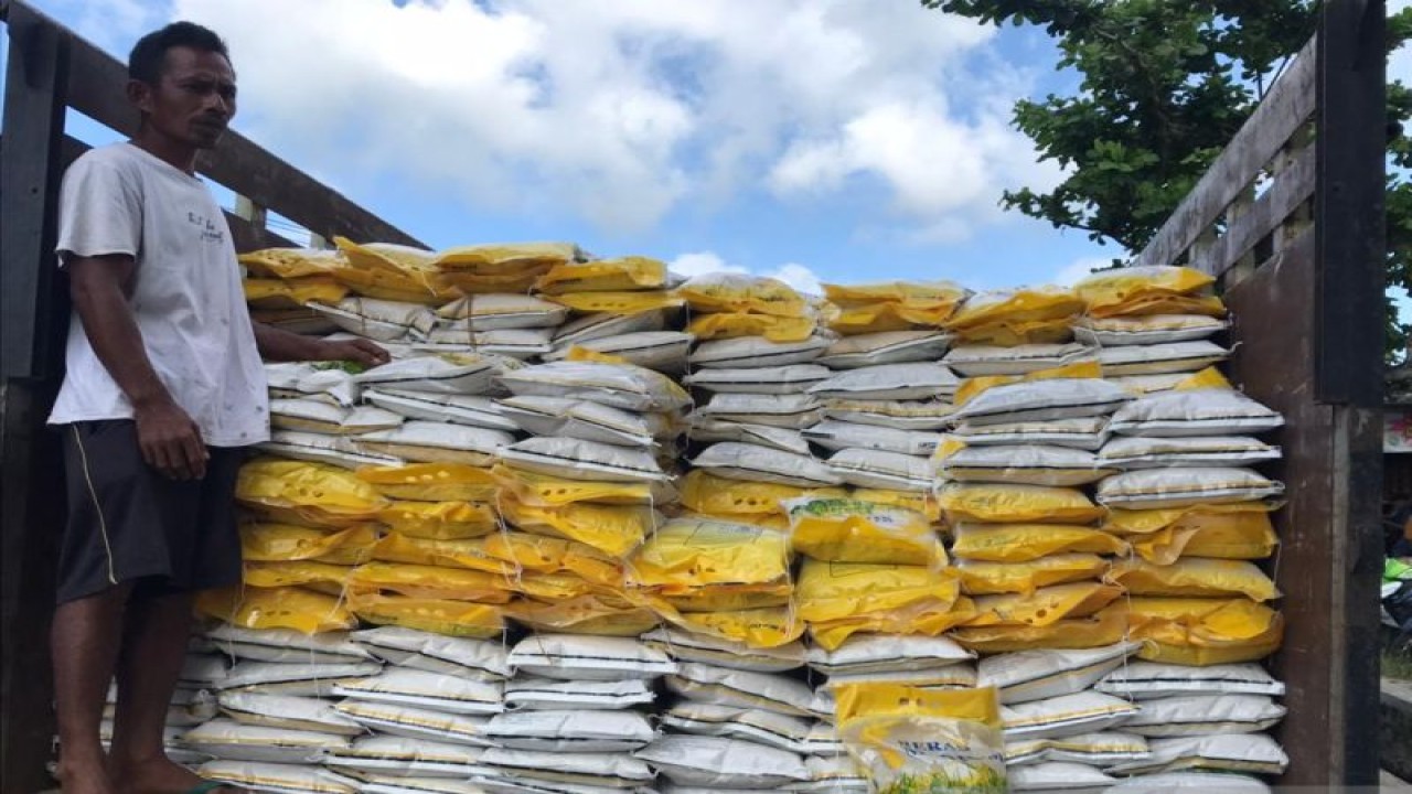 Seorang pekerja menurunkan beras yang dijual di operasi pasar di pasar tradisional Gerung, Kabupaten Lombok Barat, NTB, Kamis (23/2/2023). ANTARA/Awaludin