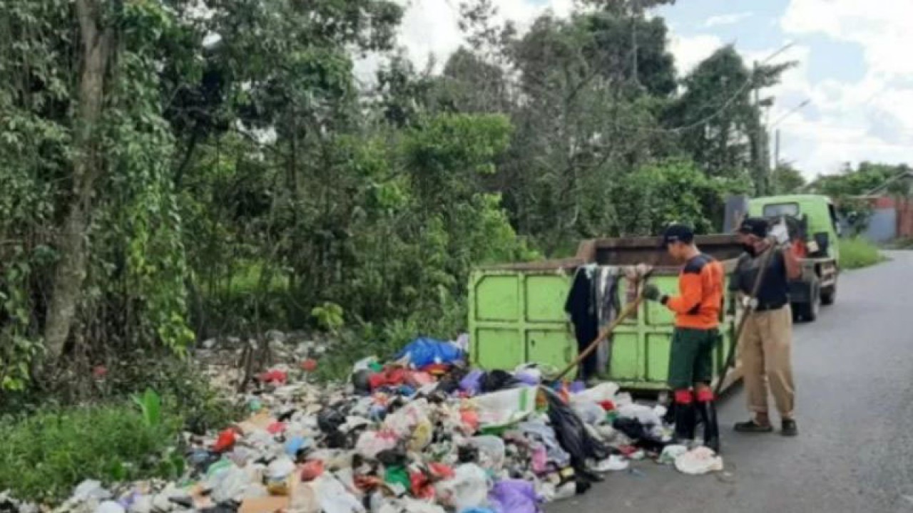 Penanganan sampah di salah satu TPS di Kota Banjarmasin. (ANTARA/Sukarli)