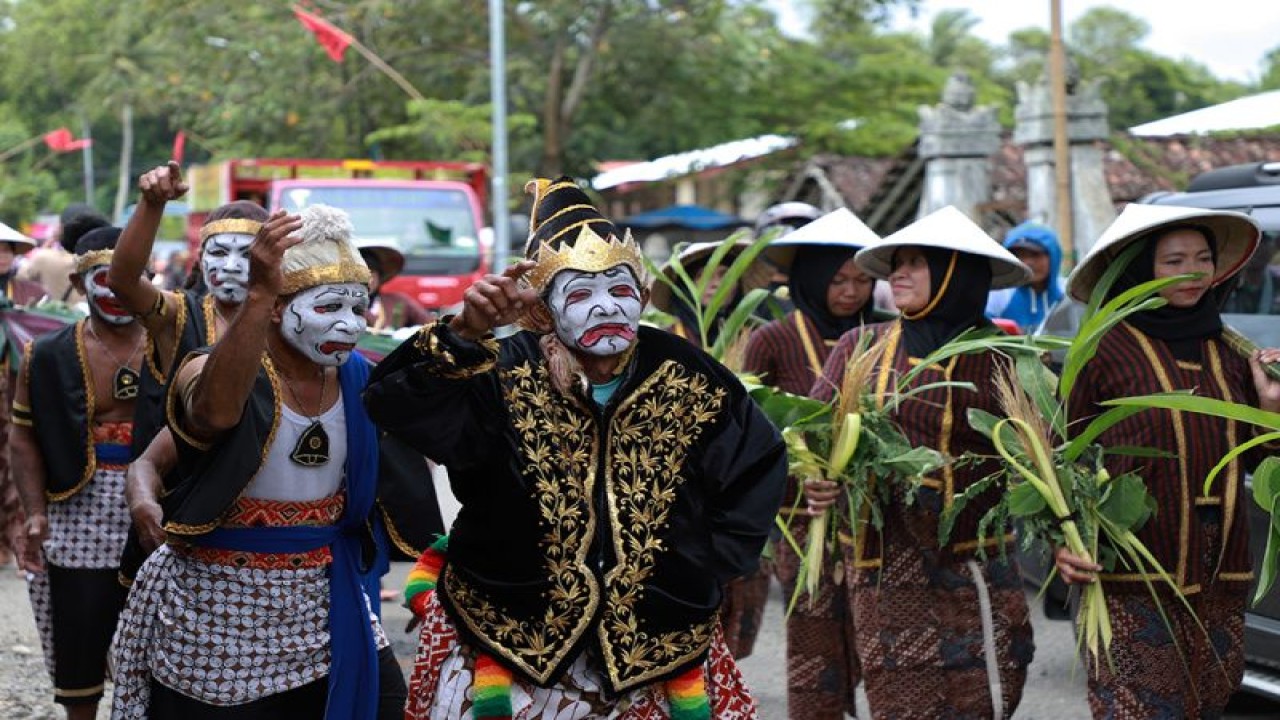 Tradisi wiwitan, sebagai wujud rasa syukur atas nikmat berupa hasil panen padi melimpah di Bulak Tunjungan, Kelurahan Caturharjo, Pandak, Kabupaten Bantul, DIY, Kamis (16/2/2023) (ANTARA/HO-Humas Pemkab Bantul)
