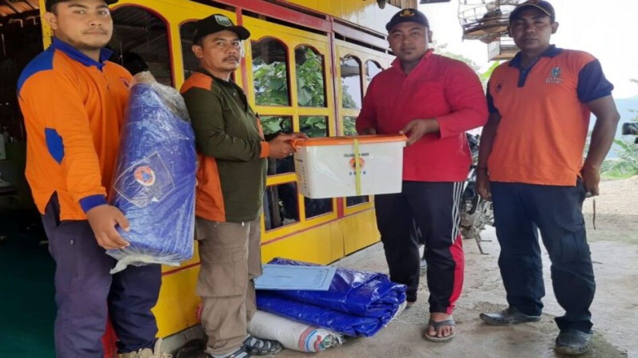 TRC BPBD Probolinggo menyerahkan bantuan kepada warga yang terdampak bencana longsor di Kabupaten Probolinggo, Rabu (8/2/2023). (ANTARA/HO-BPBD Probolinggo)