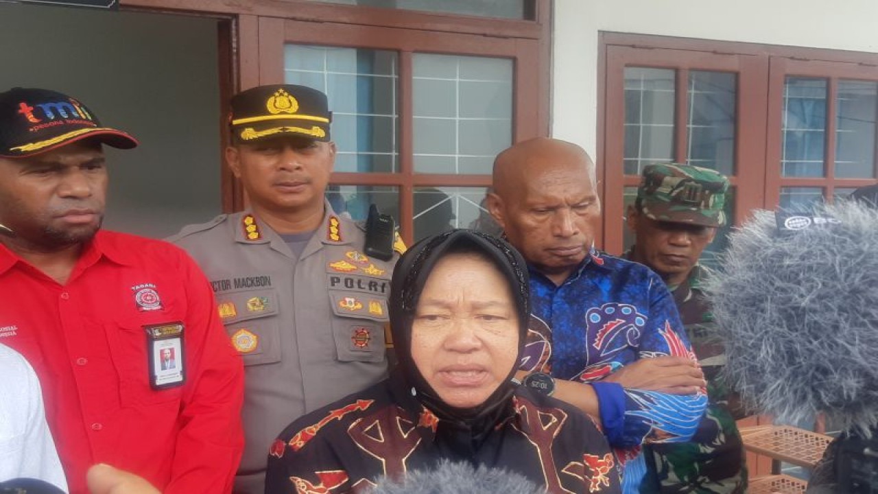 Mensos RI Tri Rismaharani saat memberikan keterangan di BBPPKS Regional VI Jayapura, Selasa (14/2) (ANTARA/Ardiles Leloltery)