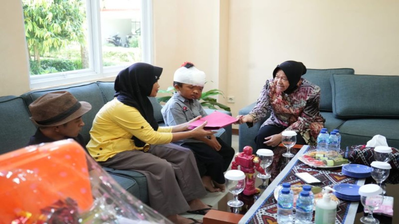 Menteri Sosial Tri Rismaharini memberikan bantuan ATENSI untuk pengobatan bocah penderita tumor wajah di Sentra Handayani, Jakarta, Senin (20/2/2023). (Antara/HO-Kemensos)