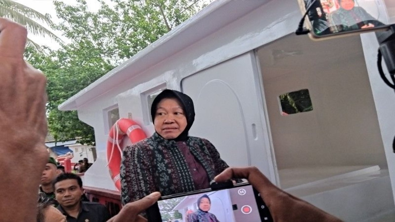 Menteri Sosial Tri Rismaharini meninjau kapal yang merupakan bantuan Kementerian Sosial bagi para nelayan dalam kunjungan kerjanya ke Kabupaten Sikka, NTT, Senin (27/2/2023) sore. (ANTARA/Fransiska Mariana Nuka)