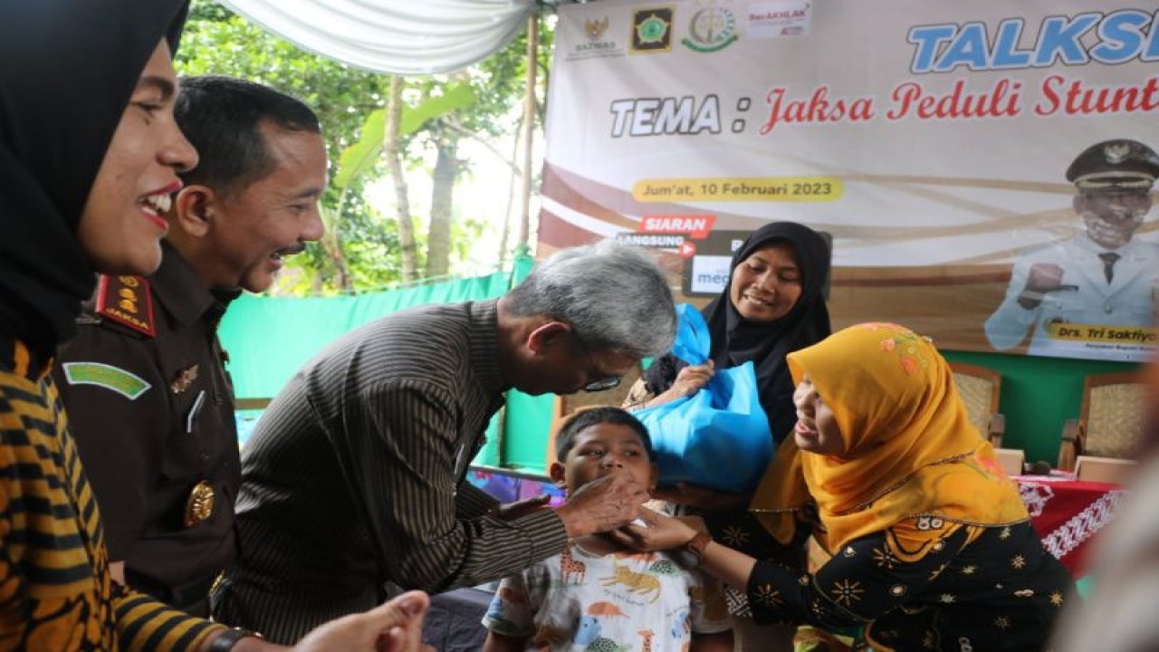 Penjabat Bupati Kulon Progo Tri Saktiyana memberikan vitamin kepada anak sekolah cegah kekerdilan. (ANTARA/HO-Humas Pemkab Kulon Progo)