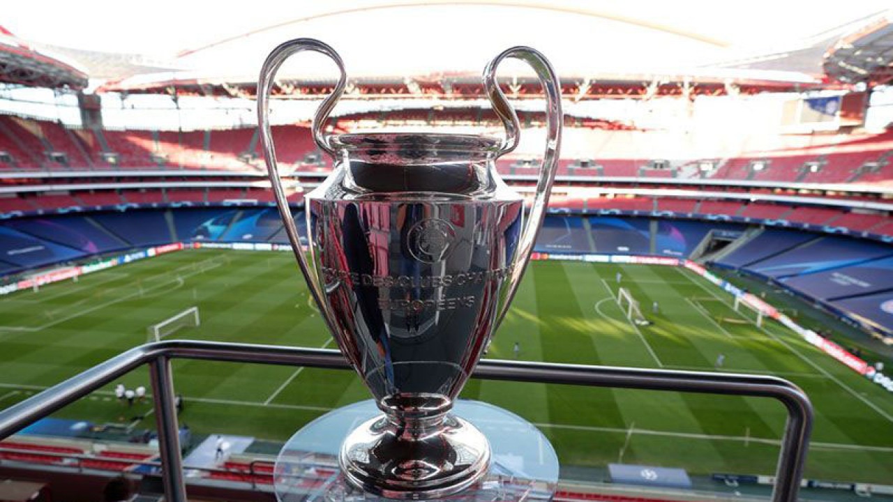 Trofi Liga Champions dipajang di Stadion Luz, Lisbon (22/8/2020). Paris Saint-Germain dan Bayern Muenchen akan memperebutkan trofi ini pada final Liga Champions 23 Agustus 2020 waktu setempat atau Senin dini hari WIB 24 Agustus. ANTARA/AFP/Manu Fernandez/aa. (AFP/MANU FERNANDEZ)