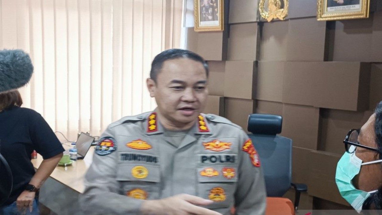 Kabid Humas Polda Metro Jaya Kombes Pol Trunoyudo Wisnu Andiko saat diwawancarai oleh wartawan di Jakarta, Rabu (1/2/2023). ANTARA/Ilham Kausar