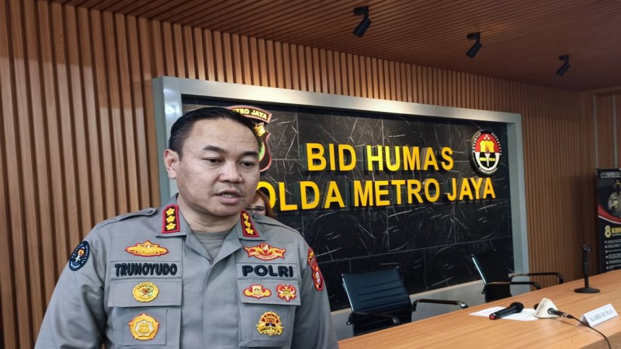 Kabid Humas Polda Metro Jaya Kombes Pol Trunoyudo Wisnu Andiko saat diwawancarai oleh wartawan di Jakarta, Jum'at (10/2/2023). ANTARA/Ilham Kausar