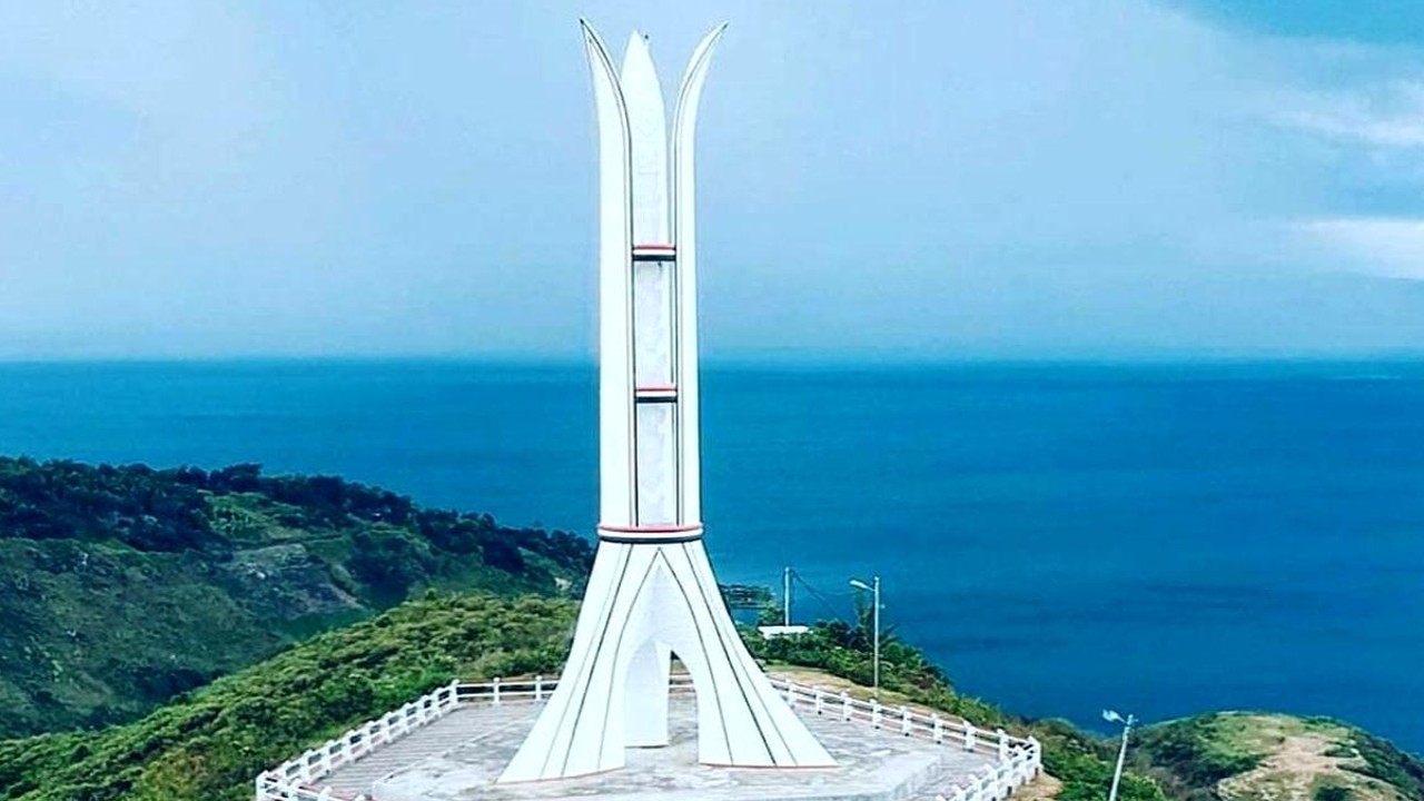 Tugu Aritonang di Bukit Desa Aritonang merupakan simbol kekerabatan ketiga marga di Pulau Sibandang.(net)