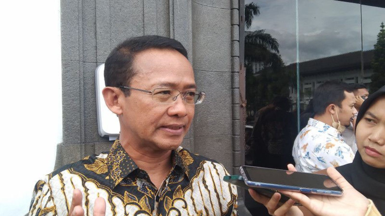 Direktur Utama MRT Jakarta Tuhiyat diwawancarai wartawan terkait penetapan obyek vital di Gedung Sate, Bandung, Jawa Barat, Jumat (17/2/2023). ANTARA/Dewa Ketut Sudiarta Wiguna