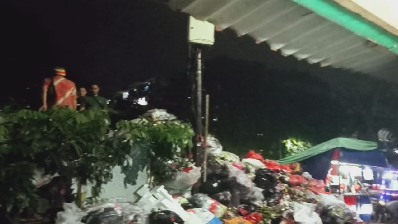 Sampah menggunung di TPS di Jalan Inspeksi Jembatan Besi, Tambora, Jakarta Barat, Rabu (15/2/2023). ANTARA/Ho-Pemkot Jakbar