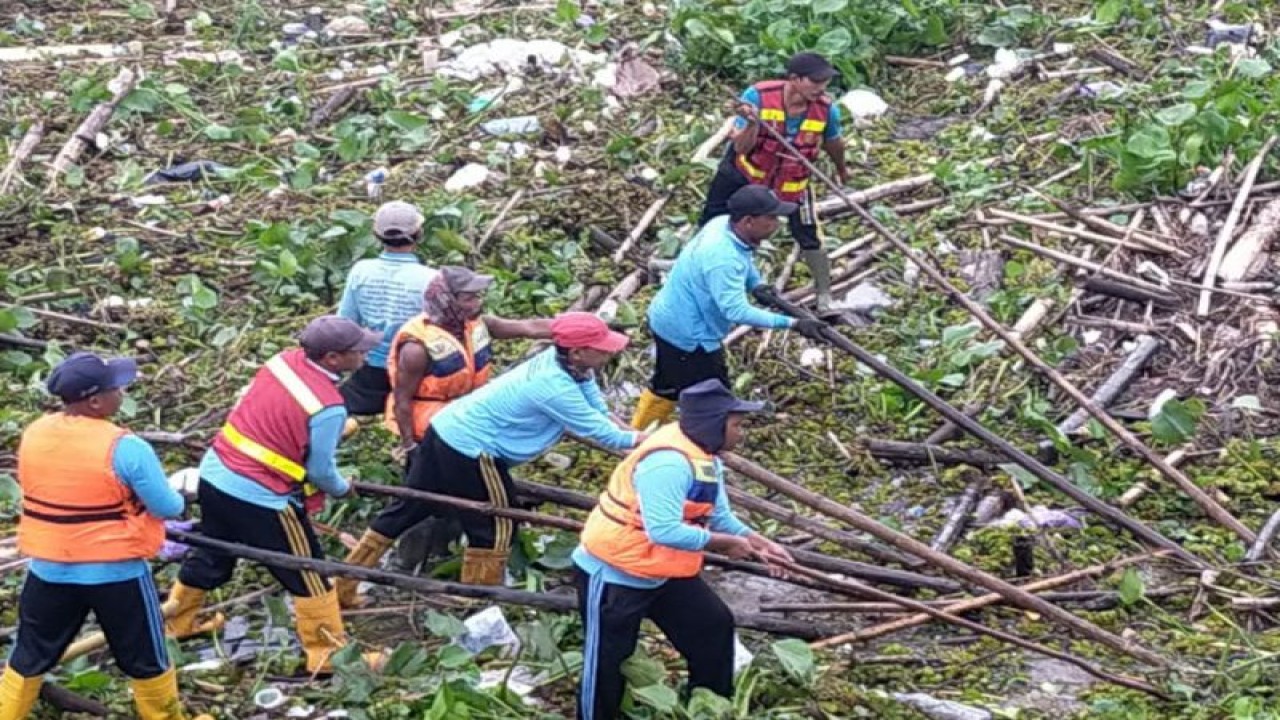 Pasukan "turbo" berusaha mengangkat sampah yang tertahan di bagian Sungai Martapura yang ada di bawah jembatan Pasar Lama di Kota Banjarmasin, Provinsi Kalimantan Selatan, Rabu (1/2/2023). (ANTARA/HO Pemkot Banjarmasin)