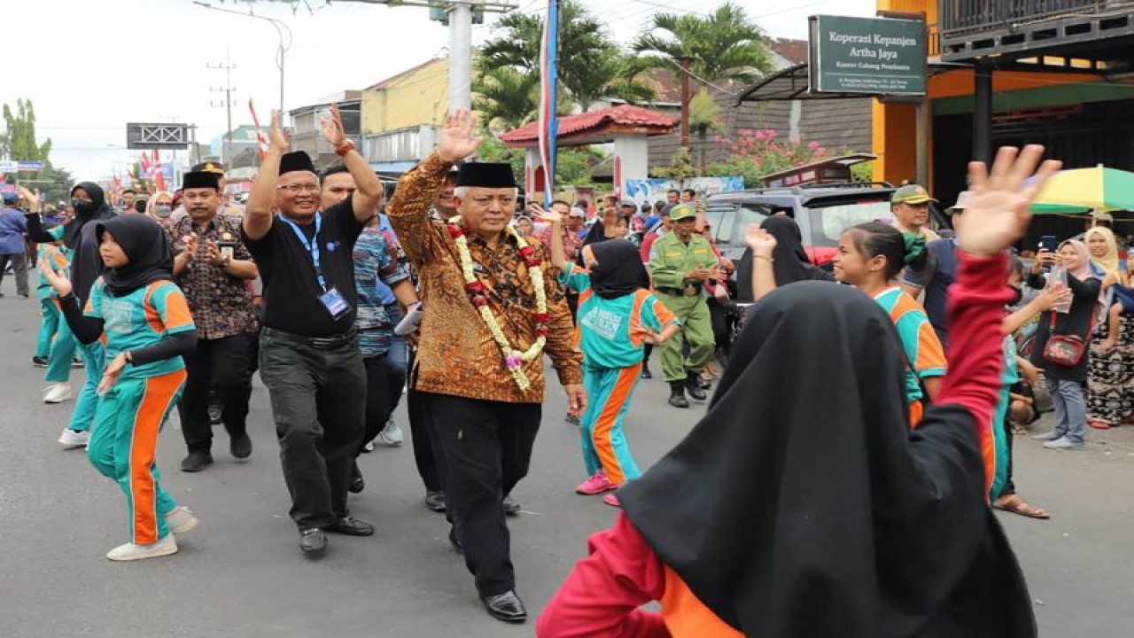 Bupati Malang M Sanusi (tengah) saat menghadiri Turen Education Expo 2023 di Kabupaten Malang, Jawa Timur, Jumat (24/2/2023). (ANTARA/HO-Humas Pemkab Malang)