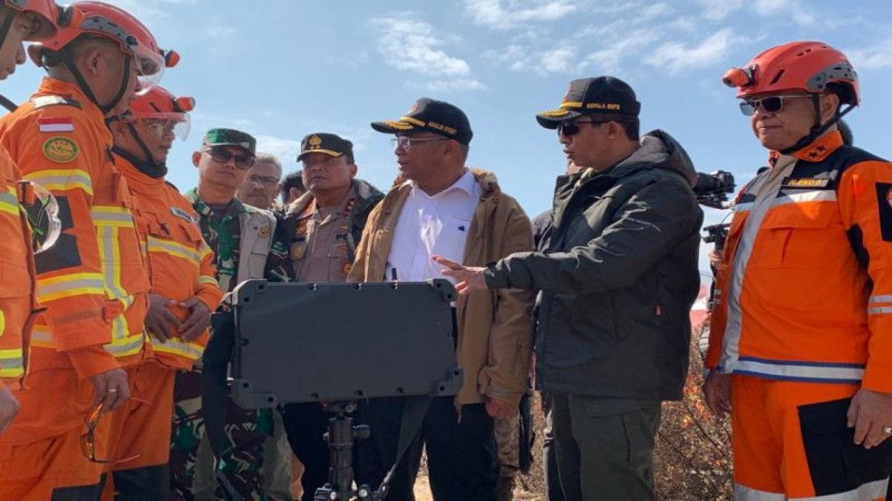 Menteri Koordinator Bidang Pembangunan Manusia dan Kebudayaan Muhadjir Effendy didampingi Kepala BNPB Letjen TNI Suharyanto mengunjungi Pos Operasi INASAR, Hatay Expo, Turki, Rabu (22/2/2023). (ANTARA/HO-BNPB)
