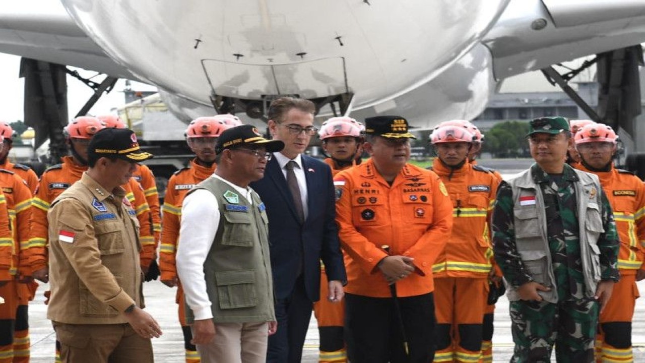 Menteri Koordinator Bidang Pembangunan Manusia dan Kebudayaan Muhadjir Effendy (kedua kiri) yang memimpin delegasi kemanusiaan RI untuk korban gempa Turki-Suriah tiba kembali di Indonesia di Pangkalan TNI Angkatan Udara (Lanud) Halim Perdanakusuma, Jakarta, Jumat (24/2/2023). (ANTARA/HO-Biro Pers Sekretariat Presiden RI)