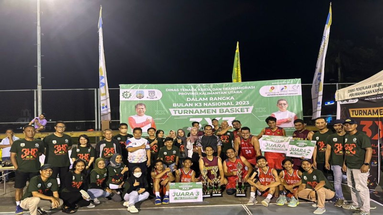 Finalis dan panitia turnamen basket 3x3 yang diselenggarakan Pemprov Kaltara mengabadikan momen bersama, di lapangan basket Ahmad Yani Tanjung Selor, Bulungan, Kaltara, Sabtu (18/2/2023). (ANTARA/HO-Disnakertrans Kaltara)