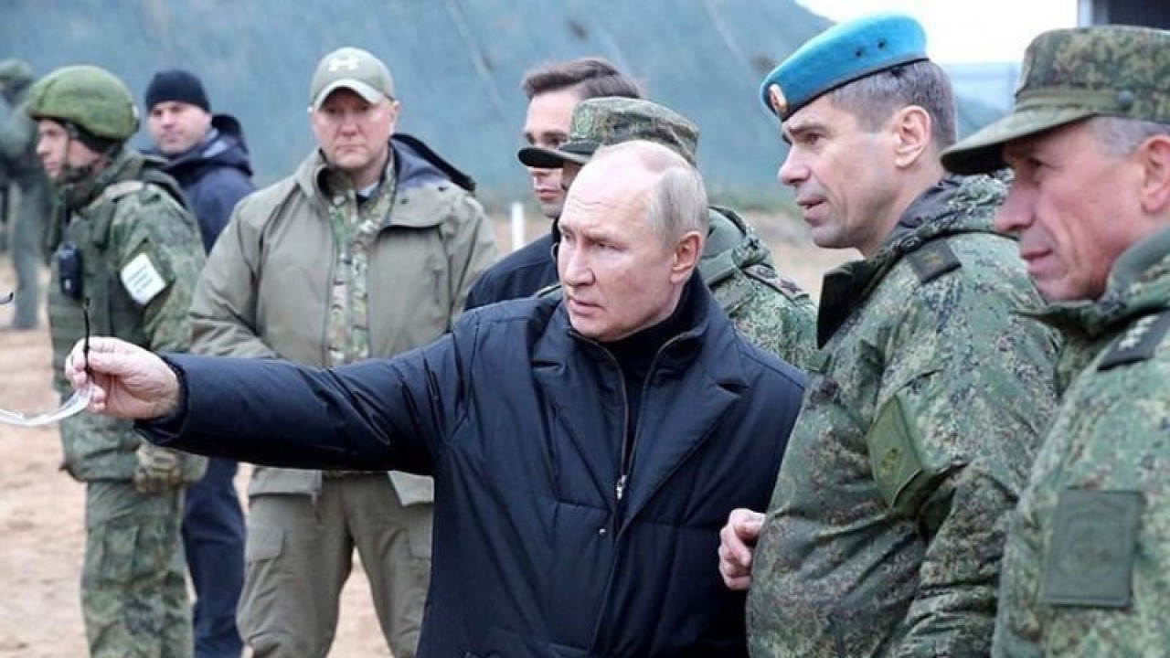 Arsip - Presiden Rusia Vladimir Putin pada Kamis (20/10/2022) menginspeksi pelatihan personel rekrutan baru yang akan berpartisipasi dalam operasi militer khusus di Ukraina, kata Kremlin melalui pernyataan. (ANTARA/XINHUA/pri)