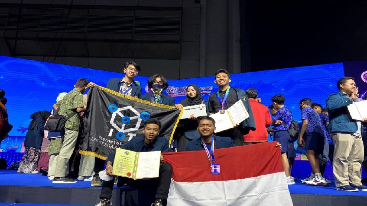 Mahasiswa lintas fakultas Universitas Brawijaya (UB) yang meraih medali emas di ajang Thailand Inventor’s Day 2023 berkat Aladdin, alat sterilisasi alat kesehatan (ANTARA/HO/Universitas Brawijaya/End)