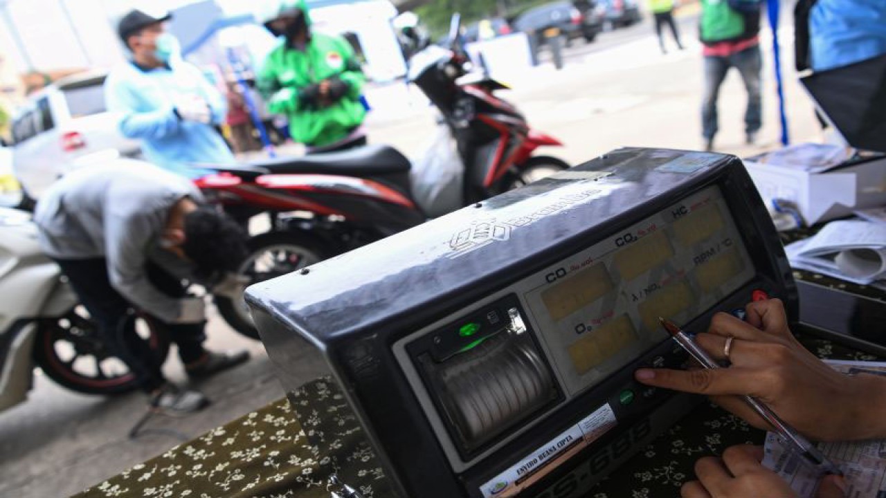Arsip Foto - Petugas memantau hasil uji emisi gas buang sepeda motor di pintu keluar Terminal Blok M, Jakarta Selatan, Selasa (11/10/2022). ANTARA FOTO/Sigid Kurniawan/wsj.