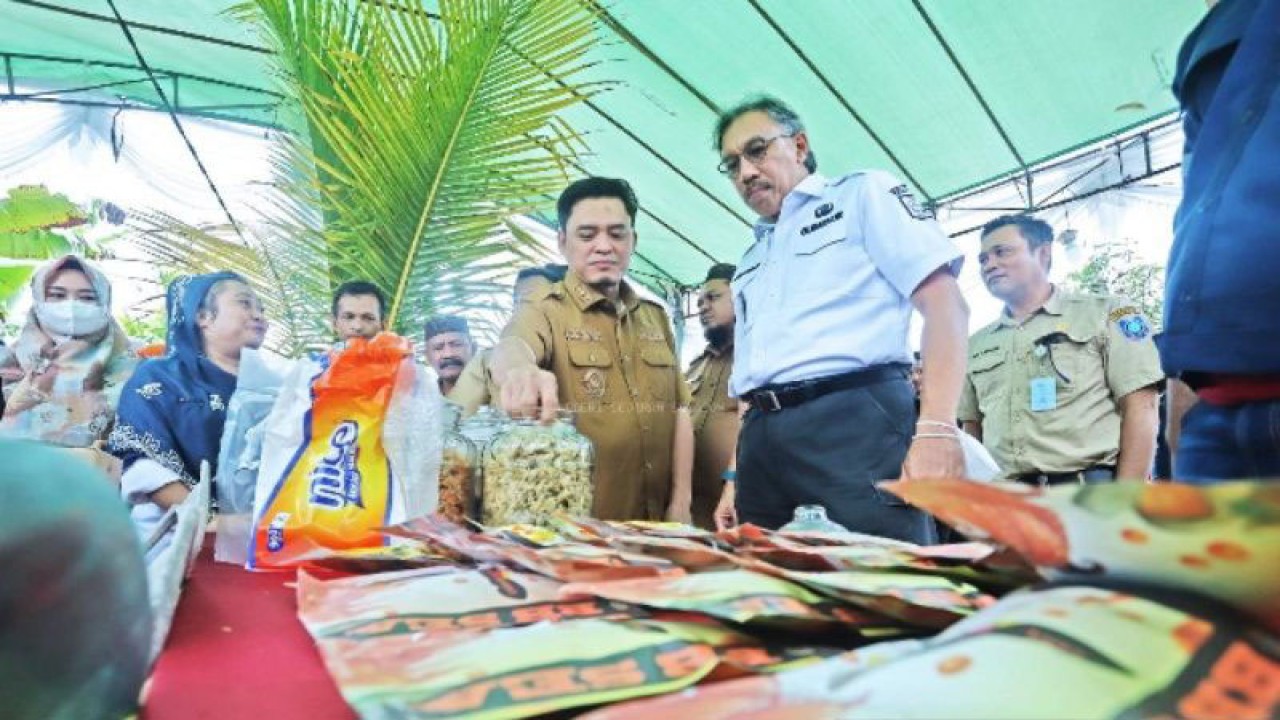 Penjabat Gubernur Babel Ridwan Djamaluddin (kemeja putih) bersama Wakil Bupati Bangka Barat Bong Ming Ming meninjau UMKM Tanjungpunai. (ANTARA/HO-Diskominfo Bangka Barat)
