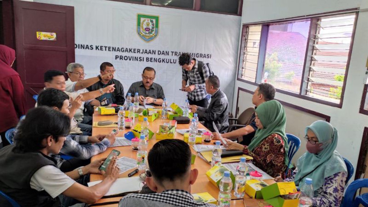 Dinas Ketenagakerjaan dan Transmigrasi saat menetapkan UMP dan UMK di Bengkulu. FOTO ANTARA/Anggi Mayasari