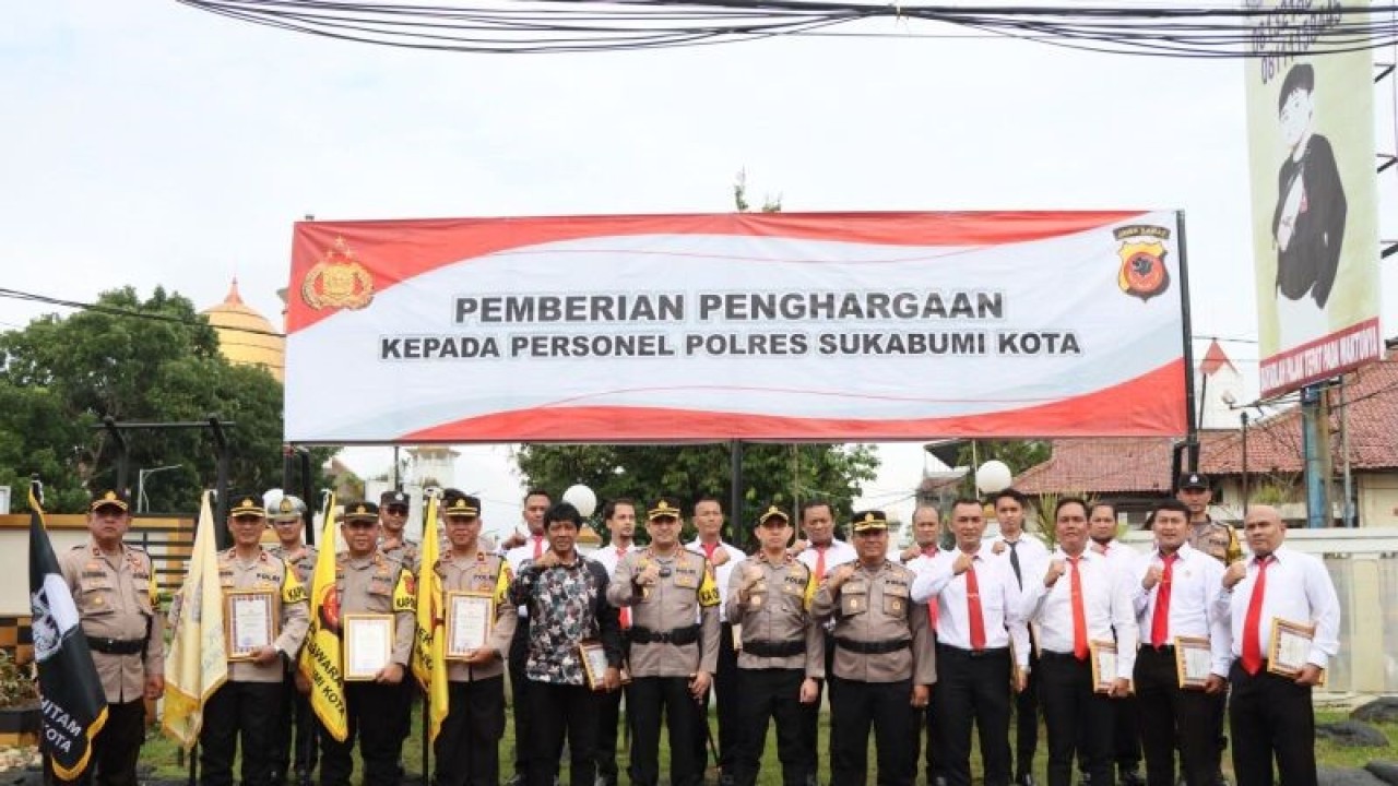 Penyerahan piagam penghargaan kepada 17 perseonel Polres Sukabnumi dan seorang warga pada Senin, (13/2). Penghargaan itu diberikan langsung oleh Kapolres Sukabumi Kota AKBP SY Zainal Abidin. Antara/Aditya Rohman