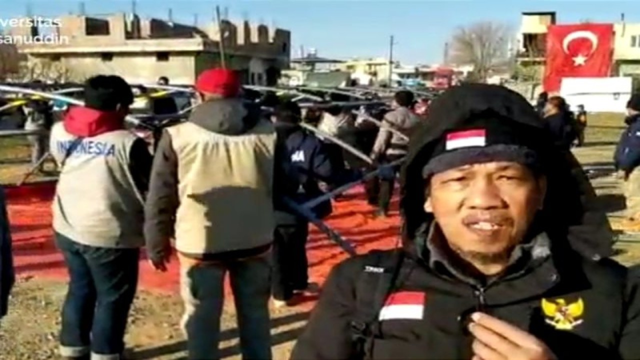 Tangkapan layar video perwakilan tim bantuan medis Universitas Hasanuddin (Unhas) Makassar untuk aksi kemanusiaan, Dokter Hisbullah (kanan) melaporkan persiapan pendirian tenda rumah sakit lapangan dan posko layanan informasi di Kota Hatay, Turki, waktu setempat. ANTARA/HO/Dokumentasi Unhas Makassar.