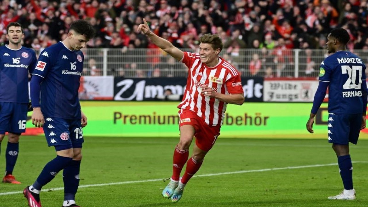 Penyerang Union Berlin Kevin Behrens (tengah) merayakan gol yang dicetaknya ke gawang Mainz pada pertandingan Liga Jerman yang dimainkan di Stadion An der Alten Fosterei, Berlin, Sabtu (4/2/2023) malam WIB. (ANTARA/AFP/JOHN MACDOUGALL)