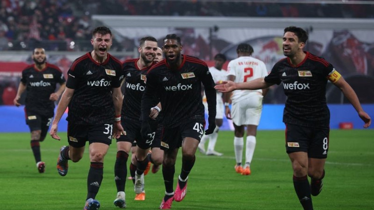 Bek Union Berlin Robin Knoche (kiri) merayakan gol yang dicetaknya melalui tendangan penalti, pada pertandingan Liga Jerman melawan RB Leipzig yang dimainkan di Red Bull Arena, Leipzig, Minggu (12/2/2023) dini hari WIB. (ANTARA/AFP/RONNY HARTMANN)