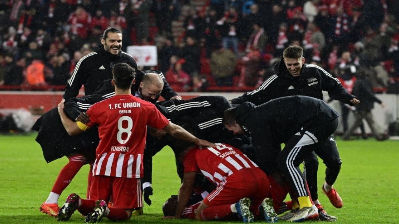 Para pemain Union Berlin merayakan keberhasilan mereka mengalahkan Wolfsburg pada pertandingan 16 besar Piala Jerman, yang dimainkan di Stadion An der Alten Foersterei, Berlin, Rabu (1/2/2023).(ANTARA/AFP/John MACDOUGALL)
