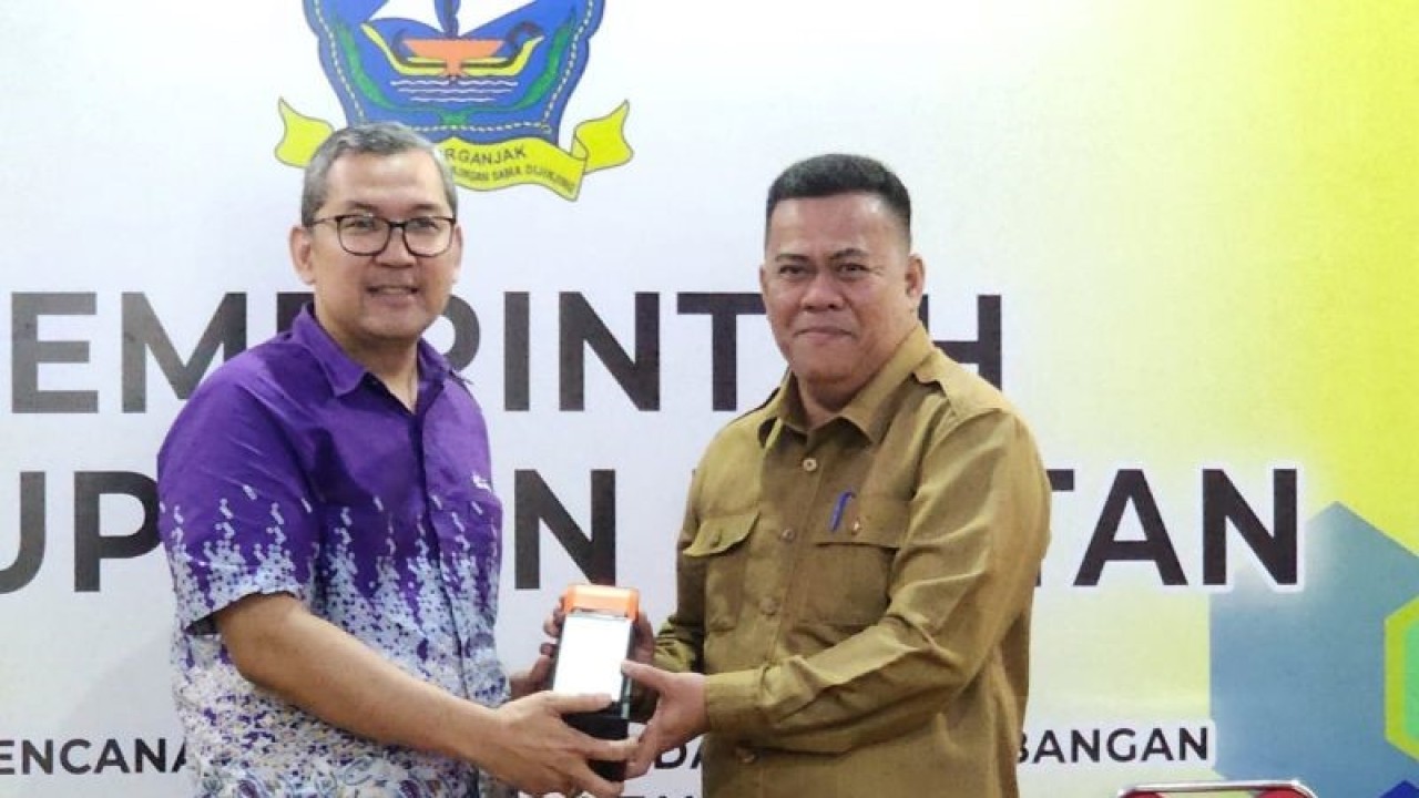 Wakil Rektor Riset dan Transfer Teknologi Universitas BINUS Prof. Dr. Tirta Mursitama, PhD menyerahkan hasil penelitian tim yang dipimpinnya secara simbolis kepada Sekda Bintan Ronny Kartika di Aula Kantor Bappeda Bintan, Senin. ANTARA/Nikolas Panama