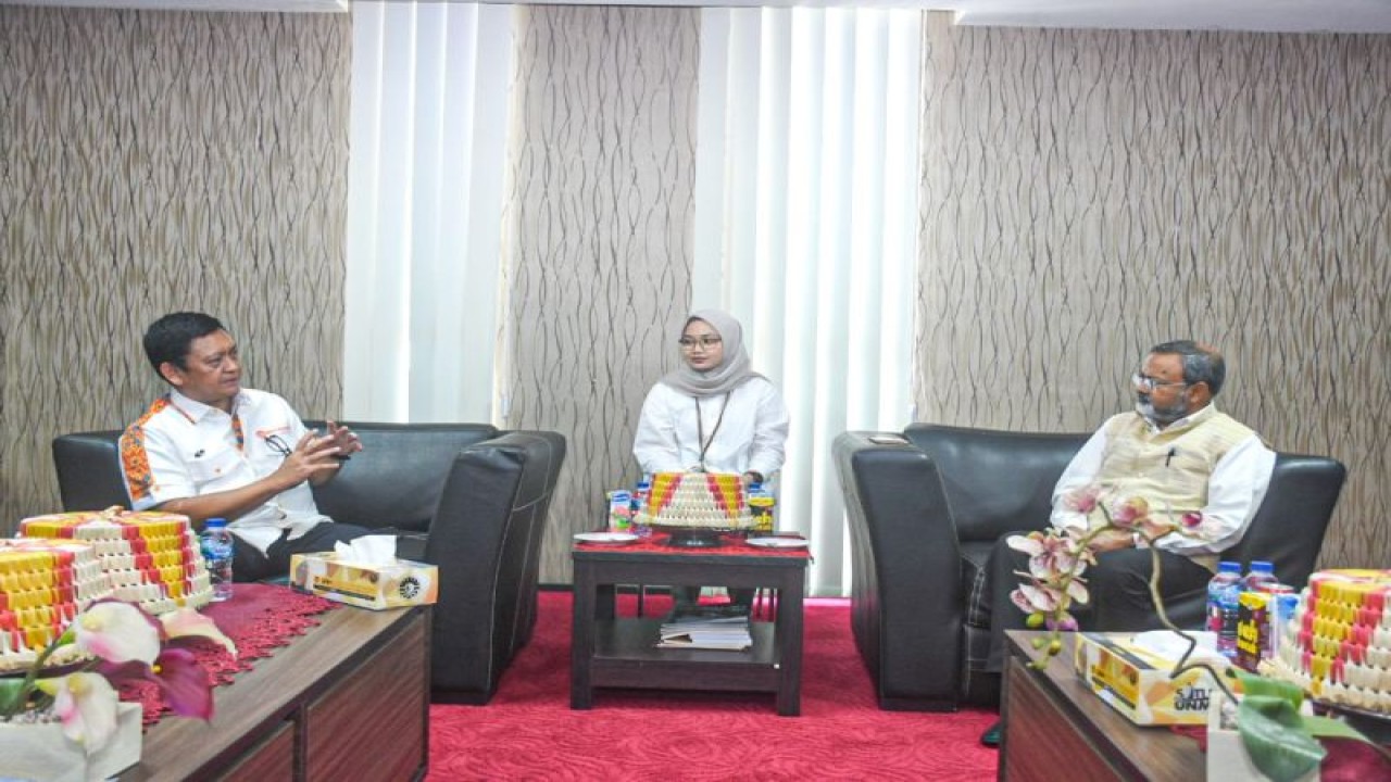 Dubes India untuk Indonesia dan Timor Leste HE Mr Manoj Kumar Bharti (kanan), mengunjungi Universitas Negeri Makassar (UNM), Senin,(6/2/2023).ANTARA/HO-UNM