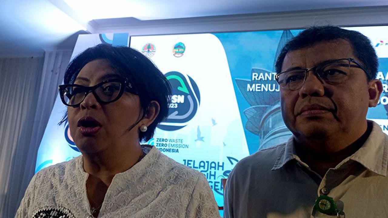 Dirjen PSLB3 KLHK Rosi Vivien Ratnawati didampingi Direktur Penanganan Sampah Novrizal Tahar memberi keterangan pers usai talkshow bertema "Rantai Nilai Pengelolaan Sampah Menuju Zero Waste, Zero Emission Indonesia 2040" dalam rangkaian peringatan Hari Peduli Sampah Nasional (HPSN) 2023 di Graha Widyatama Prof Rubiyanto Misman, Universitas Jenderal Soedirman (Unsoed) Purwokerto, Kabupaten Banyumas, Rabu (15/2/2023). ANTARA/Sumarwoto