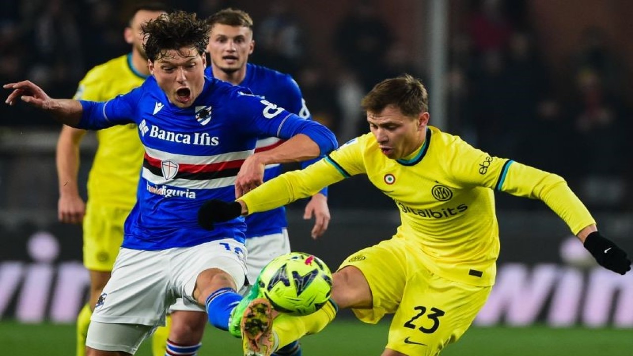 Penyerang Sampdoria Sam Lammers (kiri) dan gelandang Inter Milan's Italian Nicolo Barella (kanan) berduel memperebutkan bola pada pertandingan Liga Italia yang dimainkan di Stadion Luigi Ferraris, Genoa, Selasa (14/2/2023) dini hari WIB. (ANTARA/AFP/MIGUEL MEDINA)