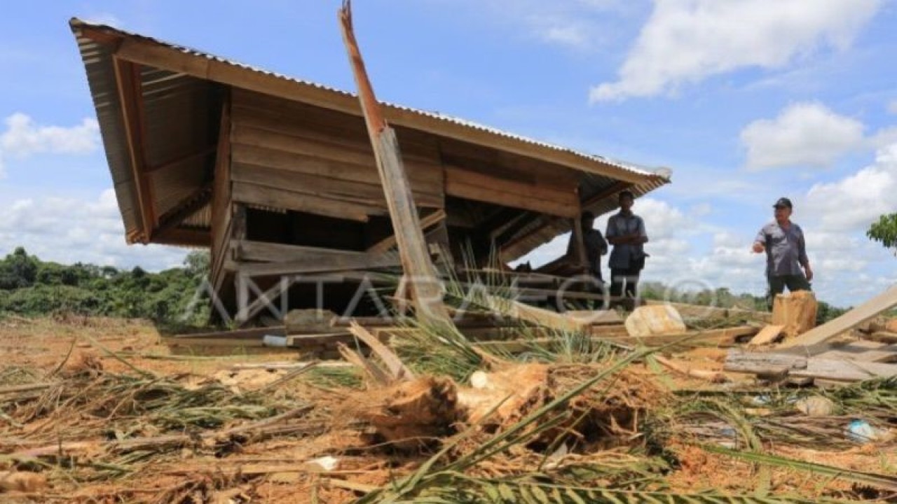 Petugas Balai Konservasi Sumber Daya Alam (BKSDA) Aceh bersama warga melihat gubuk atau rumah kebun yang dirusak kawanan gajah liar di Desa Manjeng, Pante Ceureumen, Aceh Barat, Aceh, Sabtu (28/1/2023). (ANTARA FOTO/Syifa Yulinnas/nz)