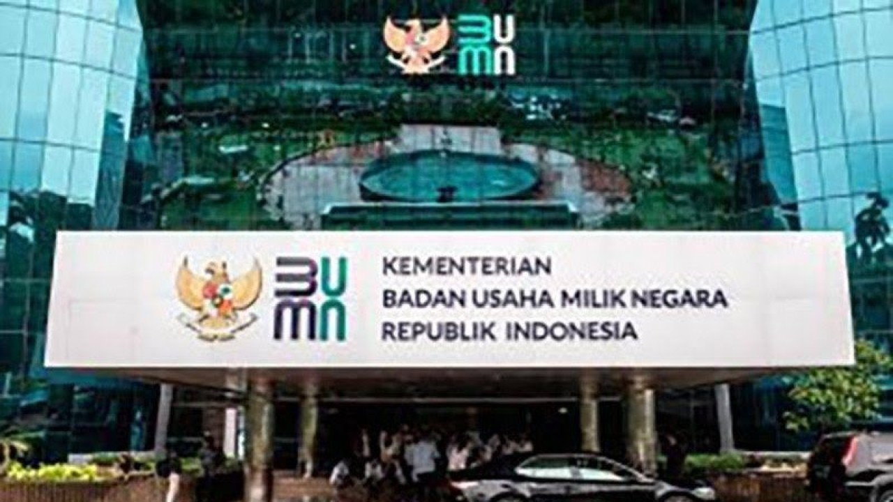 Ilustrasi - Sejumlah tamu beraktivitas di dekat logo baru Kementerian Badan Usaha Milik Negara (BUMN) di Gedung Kementerian BUMN, Jakarta. ANTARA FOTO/Aprillio Akbar/nz