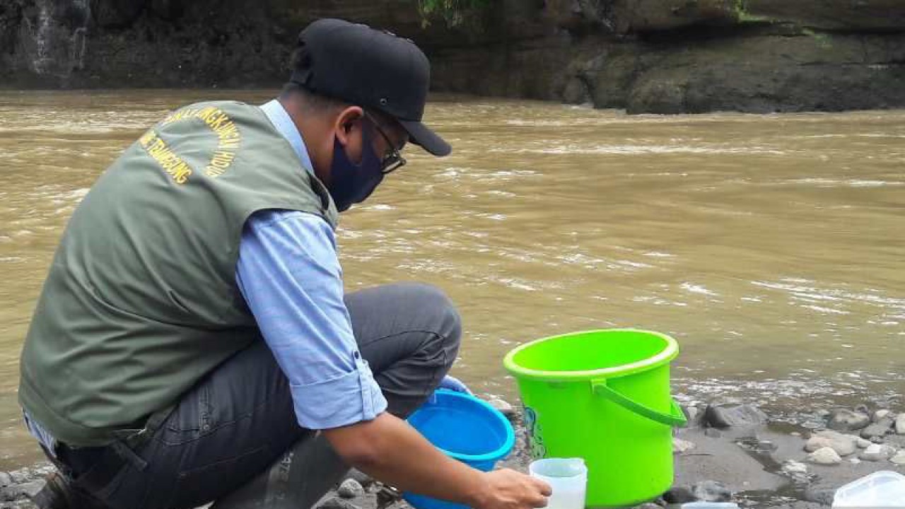 Petugas UPT Laboratorium Lingkungan, Dinas Perumahan Rakyat, Kawasan Permukiman, dan Lingkungan Hidup (DPRKPLH) Kabupaten Temanggung mengambil sampel air di Sungai Progo. ANTARA/Heru Suyitno