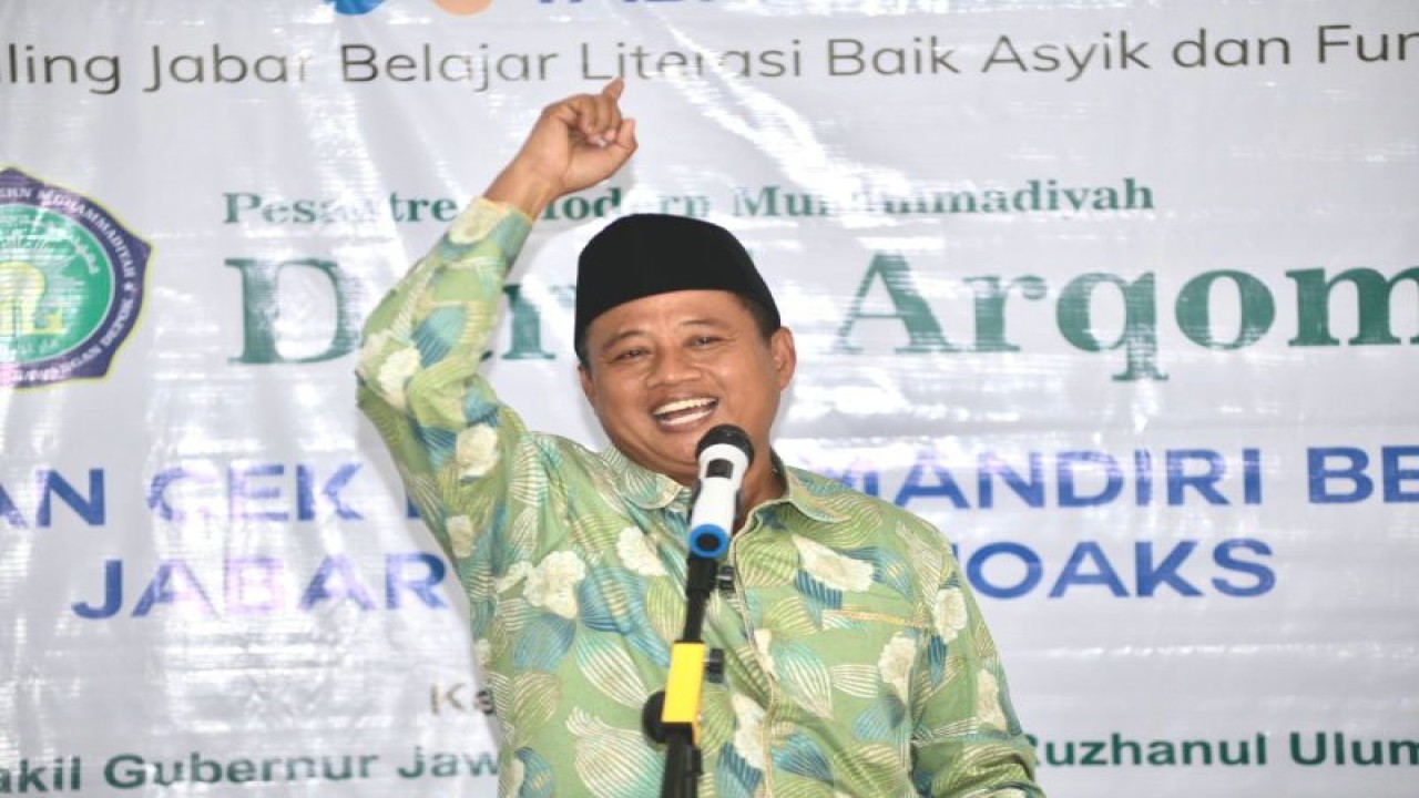 Wakil Gubernur Jawa Barat Uu Ruzhanul Ulum memberikan sambutan pada Acara Keliling Jabar Belajar Literasi Baik Asik dan Fun (Kejar Tabbayun) di Pesantren Muhammadiyah Darul Arqam, Kecamatan Sawangan, Kota Depok, Selasa (14/2/2023). (ANTARA/HO-Humas Pemda Jawa Barat)