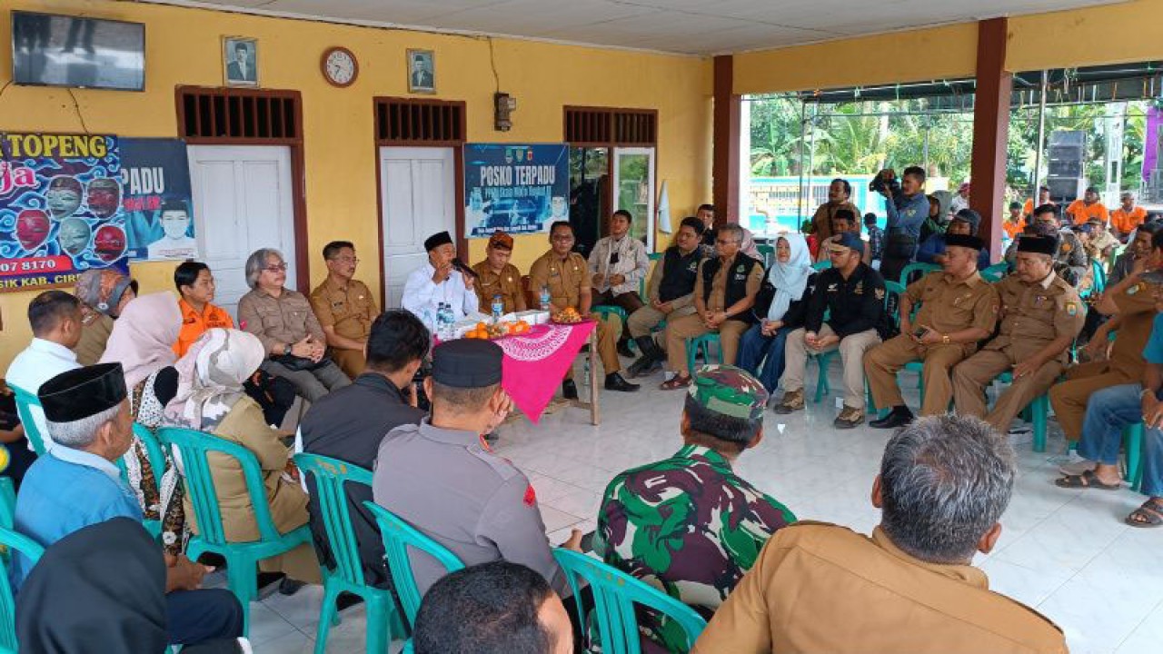 Wakil Gubernur Jawa Barat Uu Ruzhanul Ulum (memegang microfon) saat berdiskusi dengan para kepala desa yang berada di Kecamatan Gegesik, Kabupaten Cirebon, Jawa Barat, Senin (19/2/2023). (ANTARA/Khaerul Izan)