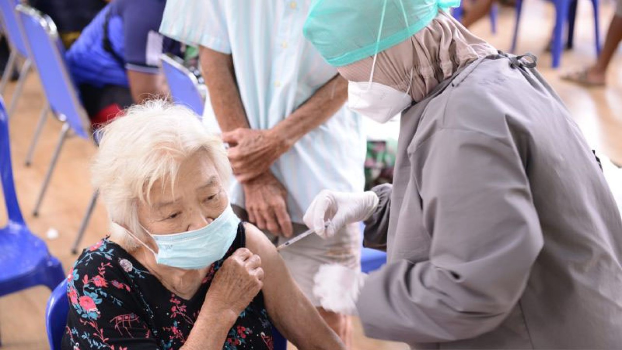 Satgas Penanganan COVID-19 Babel imbau masyarakat sukseskan vaksinasi booster. ANTARA (Aprionis)