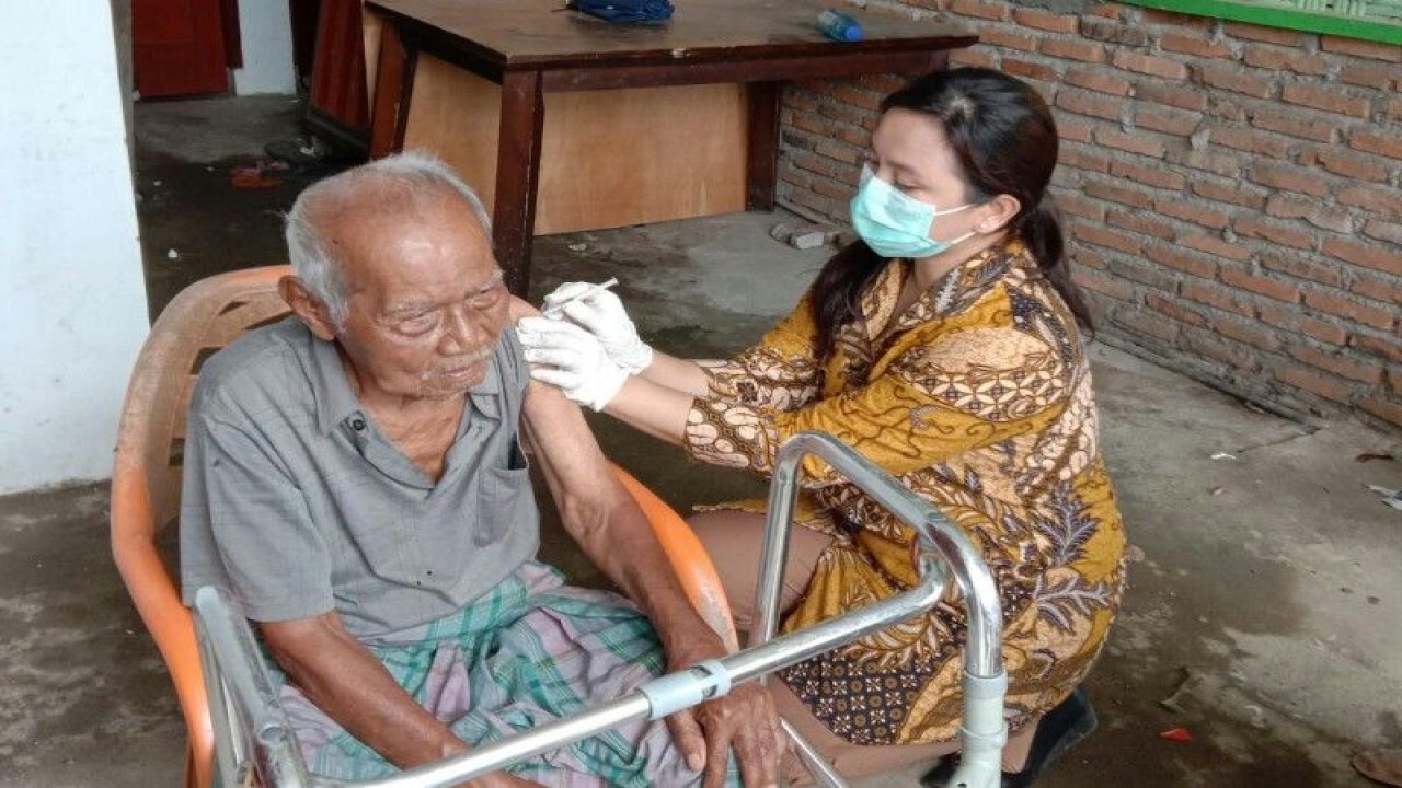 Petugas medis sedang vaksinasi penguat dosis kedua lanjut usia di Medan, Sumut. (ANTARA/HO-Diskominfo Kota Medan)